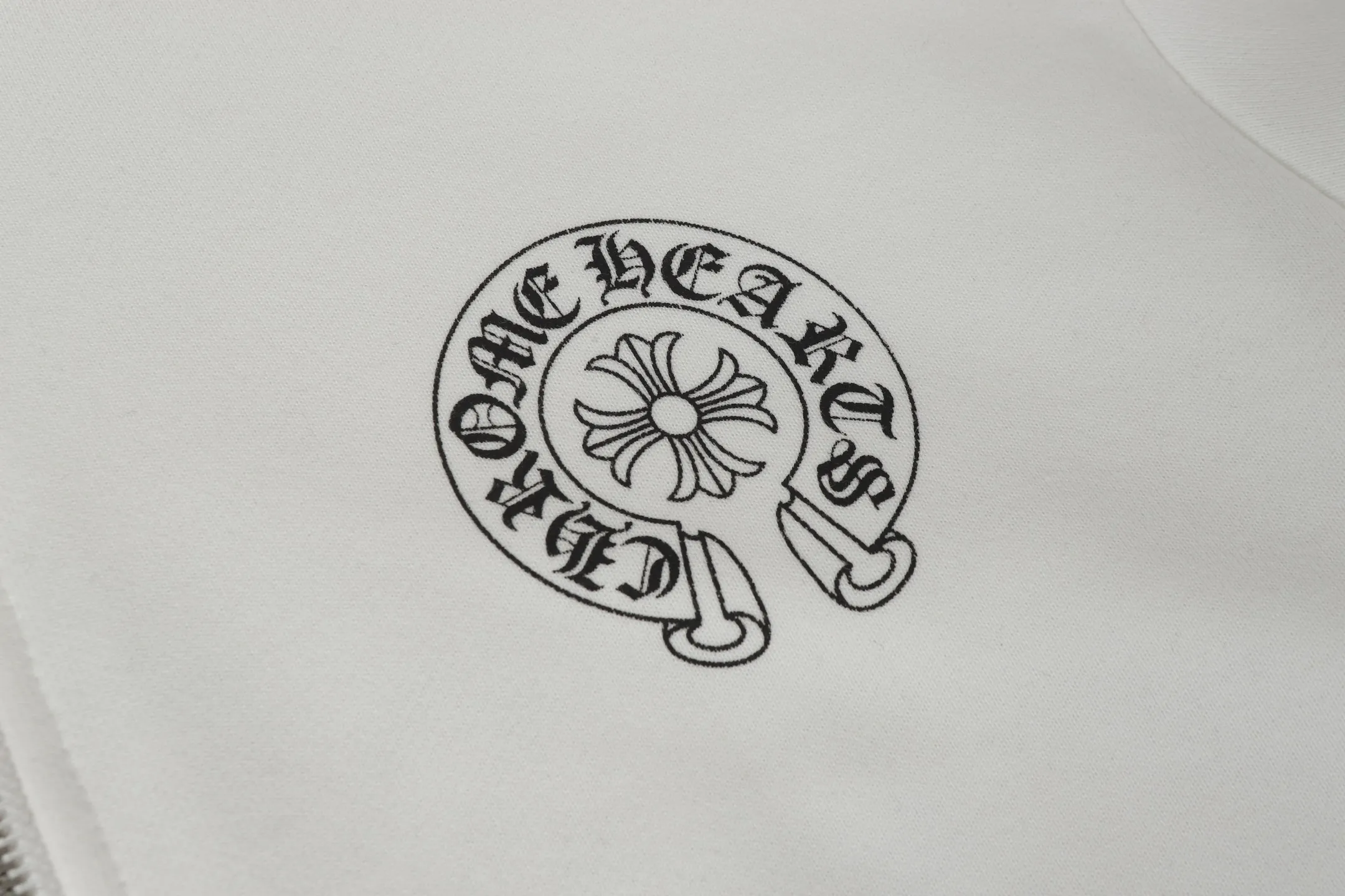 P240 Cross-border model, please do not place an order if you are pursuing quality -Chrome Hearts/Chrome Hearts 25ss Hong Kong Limited Scroll Horseshoe Print Zipper Sweater Cardigan Jacket -High weight, high density and high quality. The wool is soft, delicate and skin-friendly. It feels soft and silky. It has excellent warmth and skin-friendly properties. -Size: S M L XL